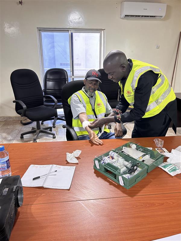 First aid practical demonstration during HSE training
